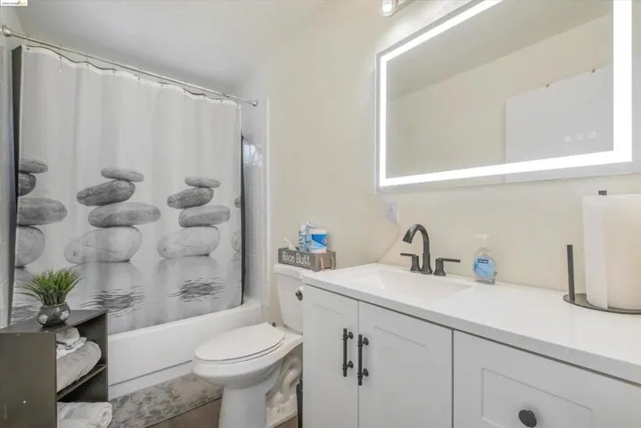 8017 Dowling St, Oakland, California 94605