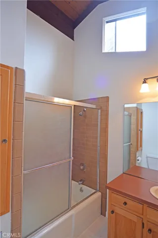 Nothing claustrophobic in this second bathroom!