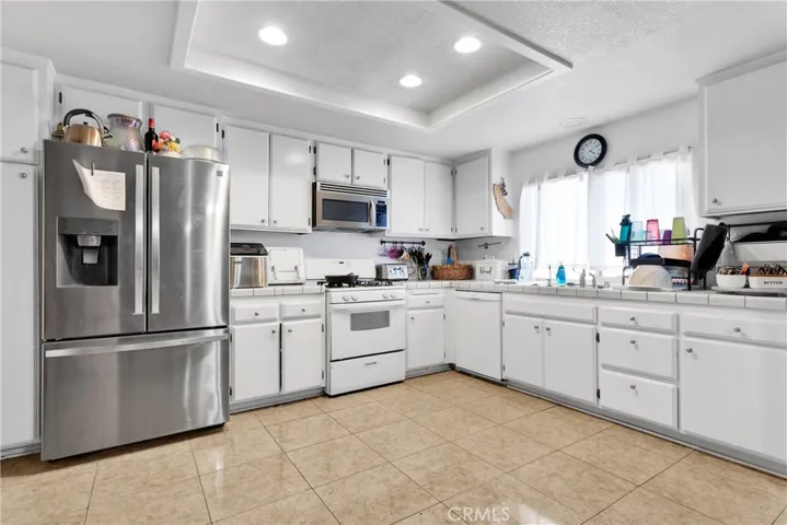 16817 Navajo Road, Apple Valley, California 92307