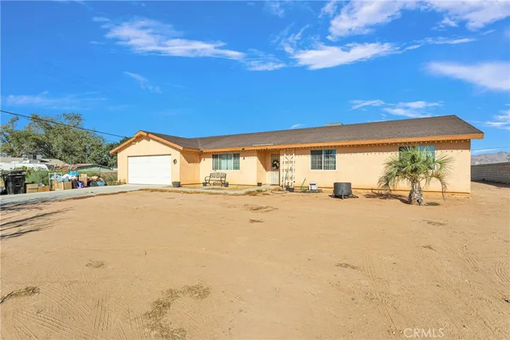 16817 Navajo Road, Apple Valley, California 92307