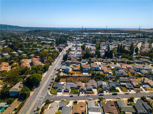 Minutes away from Montebello Towne Center with Shopping and Restaurants