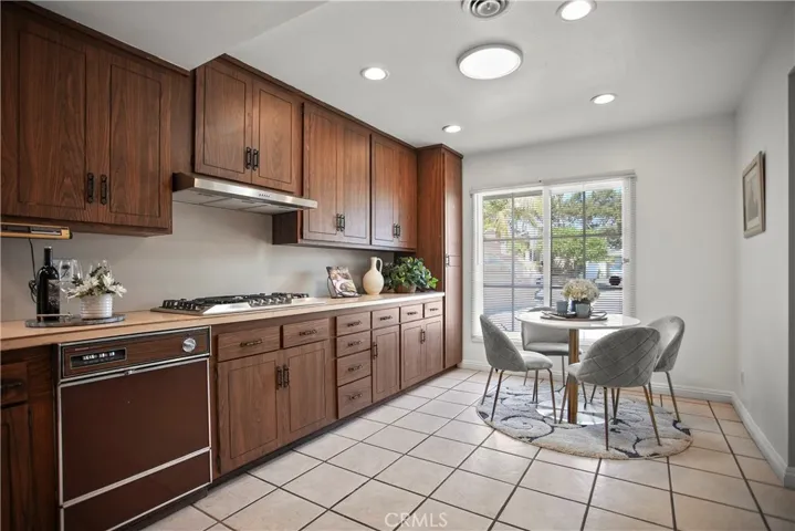 Enjoy the functional breakfast area in kitchen which overlooks front yard