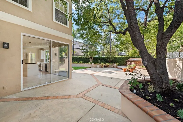 Very ample side yard with beautul tree and planting areas