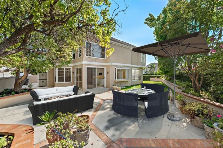  The oversized lot/yard allows for plenty of space for various sitting areas (virtual staging)