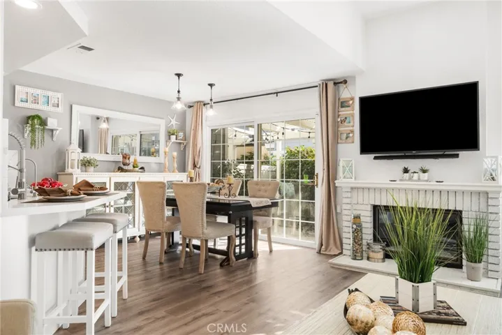 Never miss a conversation, thanks to the open floorplan!