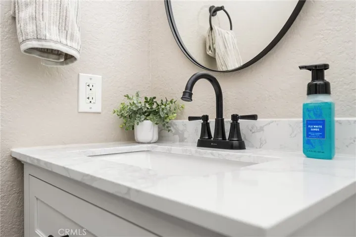 The black faucet is a great contrast to the light colored top!