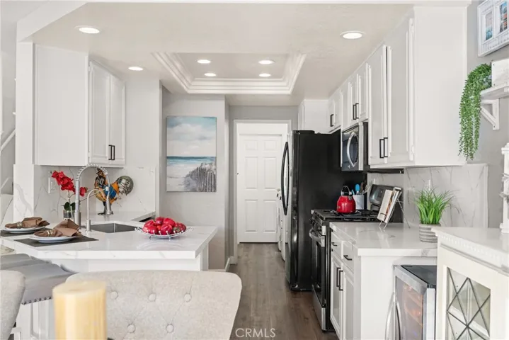Another view from the diningroom into the kitchen and beyond!