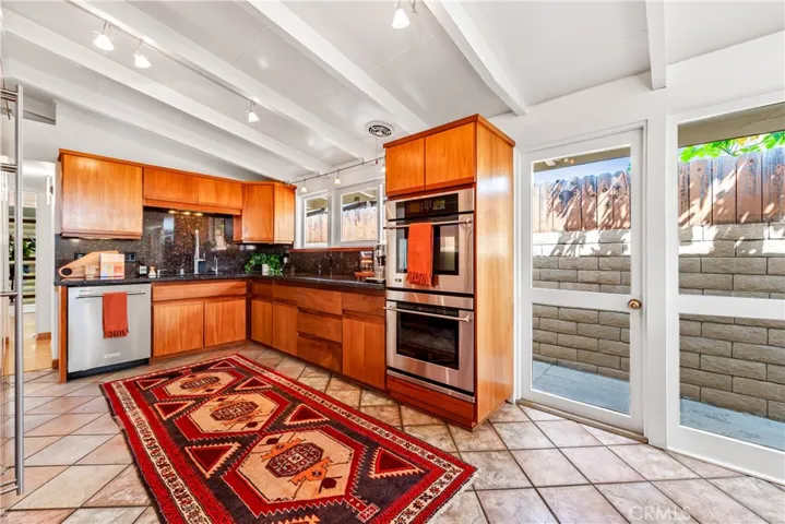 Beautiful, over-sized kitchen with dual ovens