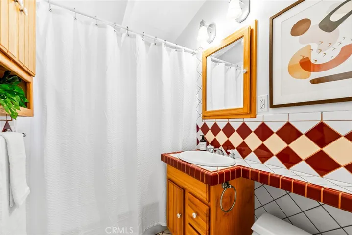 Full bath with shower/tub combo and beautiful retro tiling