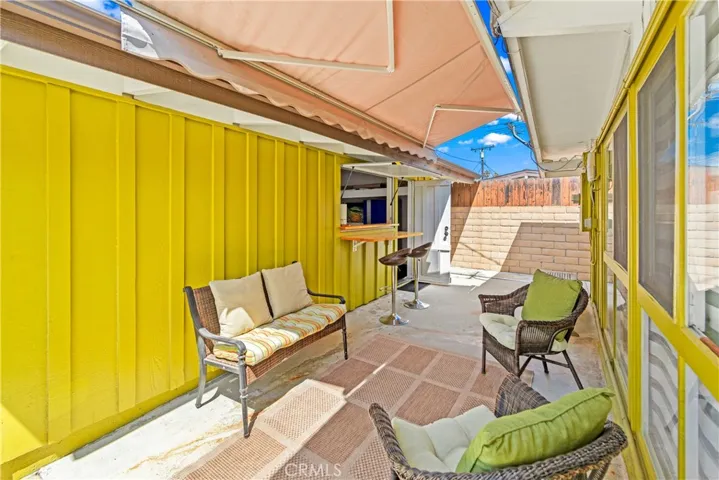Side sitting area