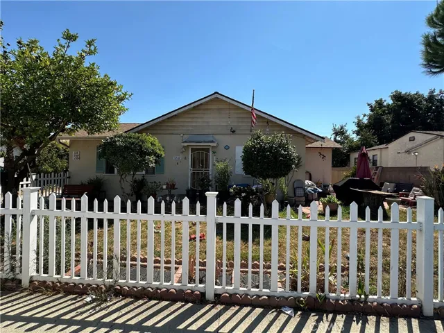 Front House 3+2 w/ Fenced Yard