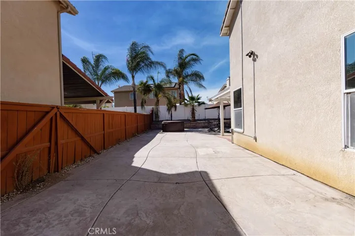 Large side yard for potential RV parking