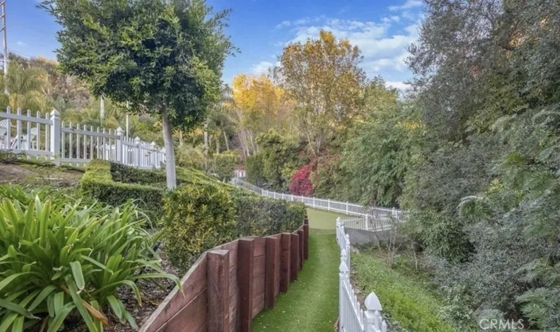 Path to lower chipping green