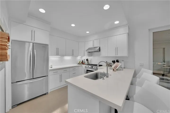open kitchen to kitchen dining space