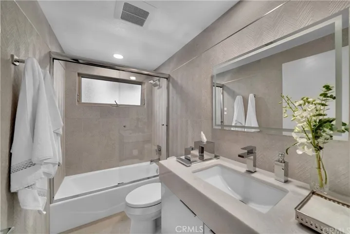 Upstairs second full bath