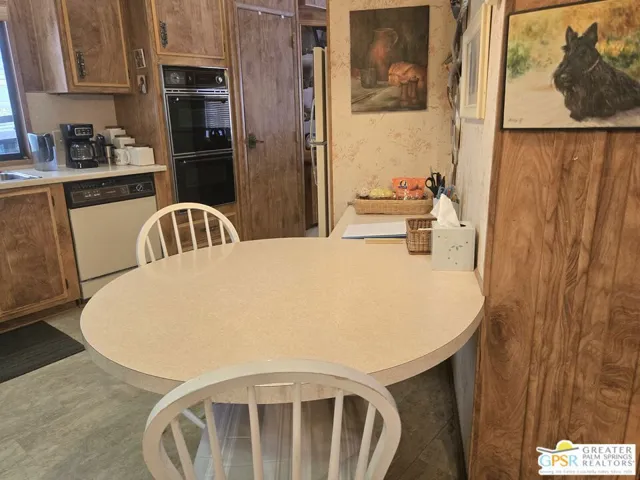 Built-in Breakfast Area