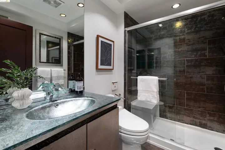 33 Graeagle, Oakland, California 94605