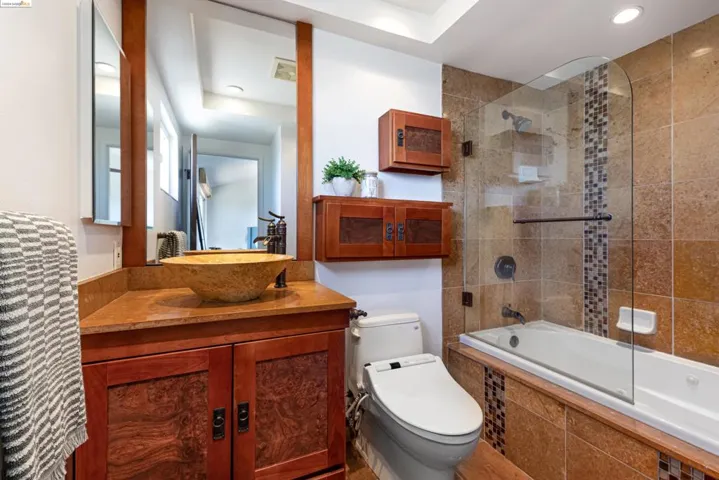 33 Graeagle, Oakland, California 94605