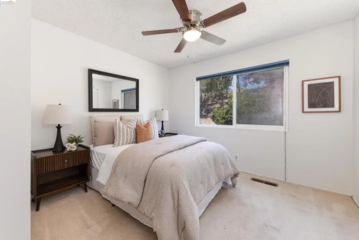33 Graeagle, Oakland, California 94605