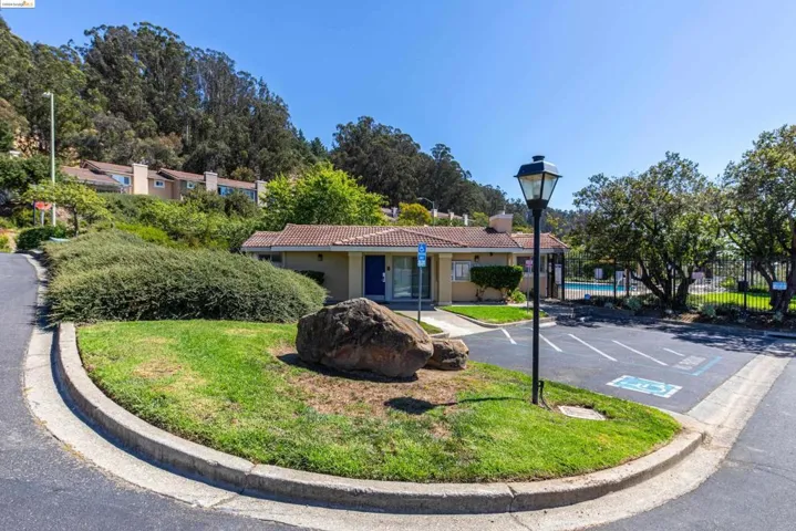 33 Graeagle, Oakland, California 94605