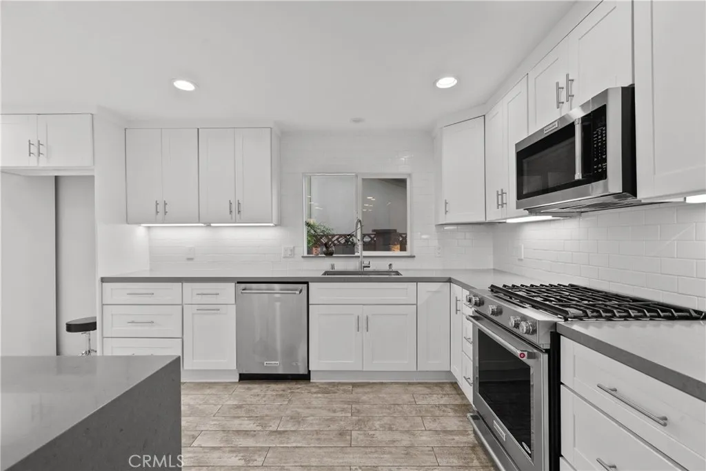 6153 Debs Avenue, Woodland Hills, California 91367 home-pic-25