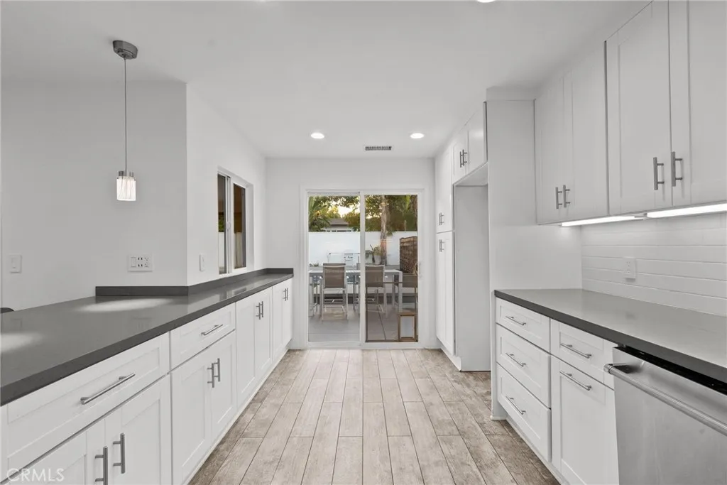 6153 Debs Avenue, Woodland Hills, California 91367 home-pic-26