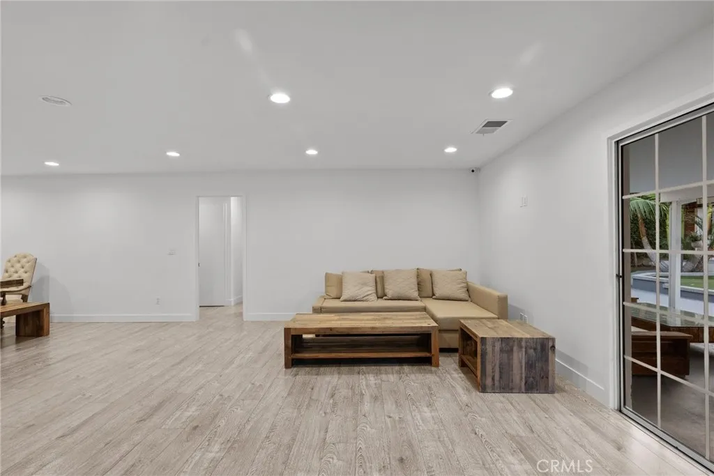 6153 Debs Avenue, Woodland Hills, California 91367 home-pic-10