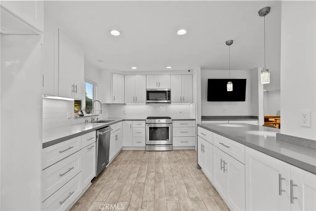 6153 Debs Avenue, Woodland Hills, California 91367 home-pic-28