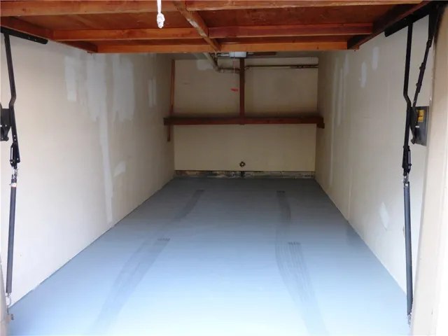 One car garage.