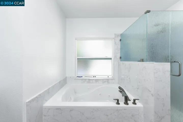 JACUZZI/SHOWER