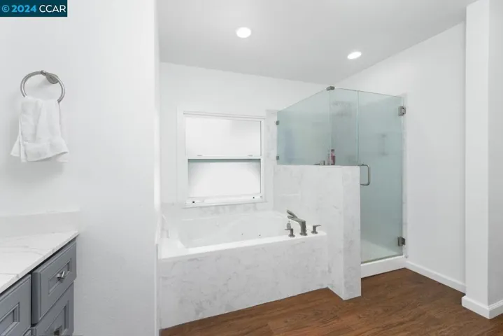 JACUZZI TUB