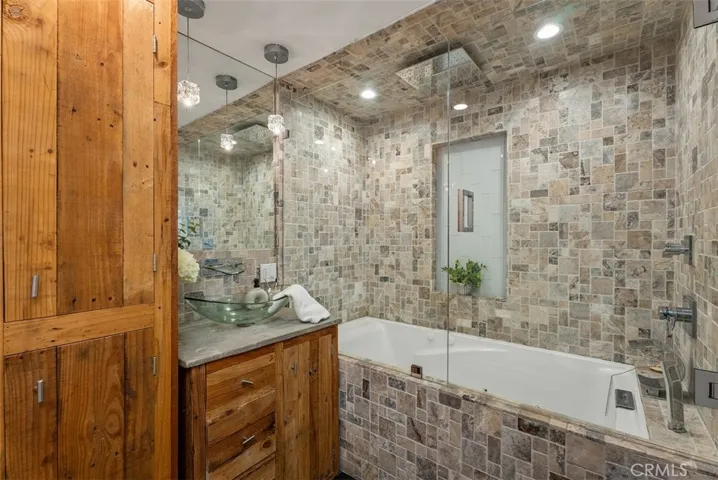 Second bath with rain shower and jacuzzi tub