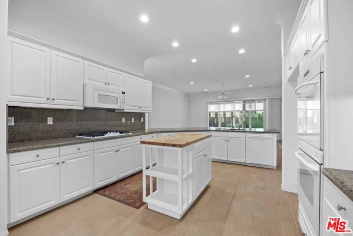10001 Vale Royale Drive, Bakersfield, California 93306