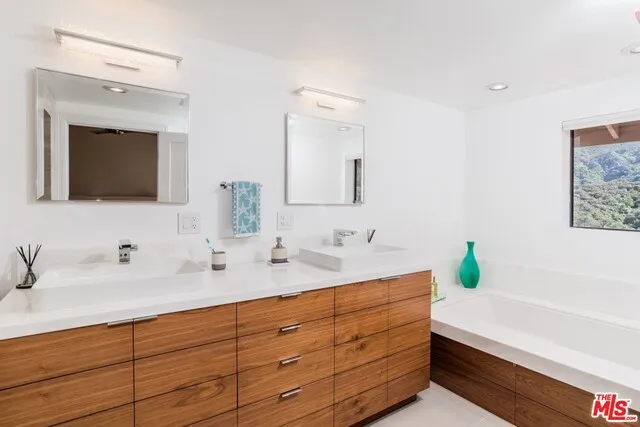 1524 Michael Lane, Pacific Palisades, California 90272