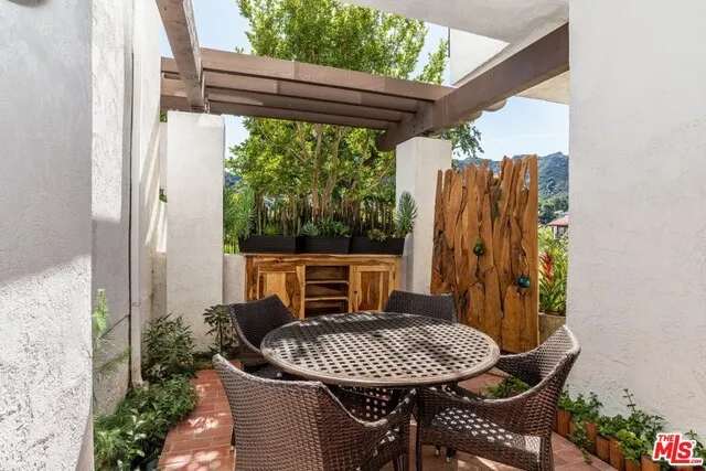 1524 Michael Lane, Pacific Palisades, California 90272