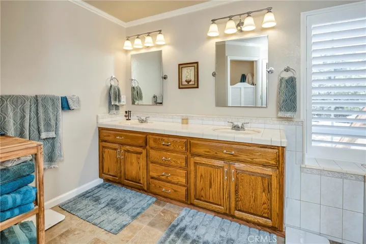 Primary suite with dual sinks
