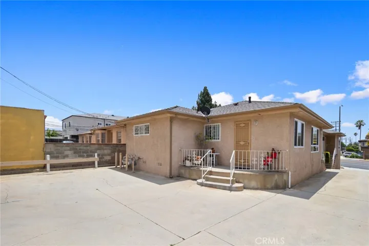 back court yard for 850 Centinela