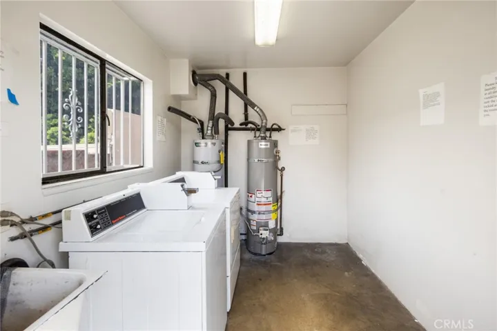 Laundry (back of 902 Centinela)