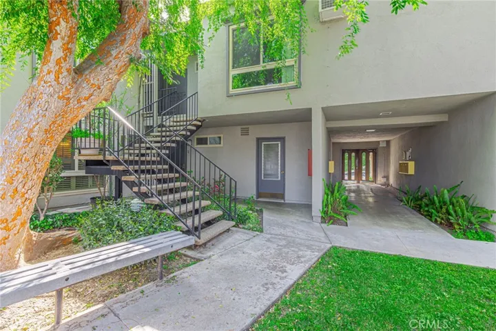 6040 Nevada Avenue 1, Woodland Hills, California 91367