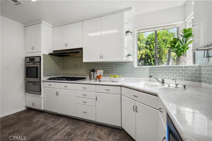 15517 Wyandotte St, Van Nuys, California 91406