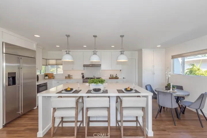 Huge Island with Breakfast Bar