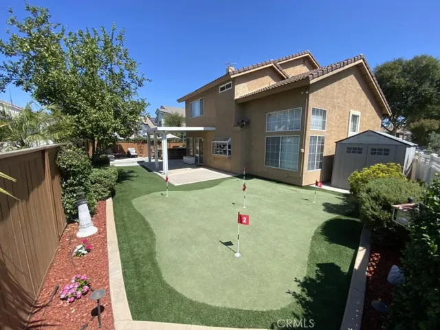 5 hole putting green
