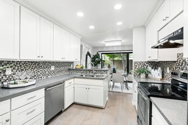 670 San Antonio Road 6, Palo Alto, California 94306