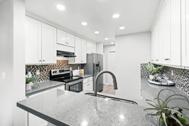 670 San Antonio Road 6, Palo Alto, California 94306