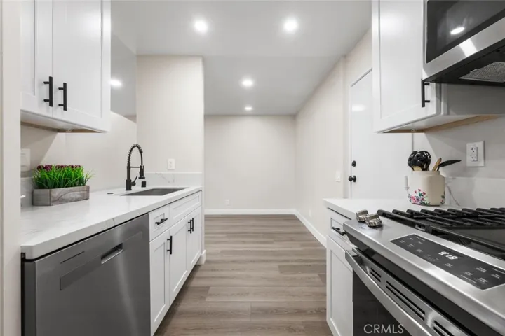Kitchen also with recessed lighting.