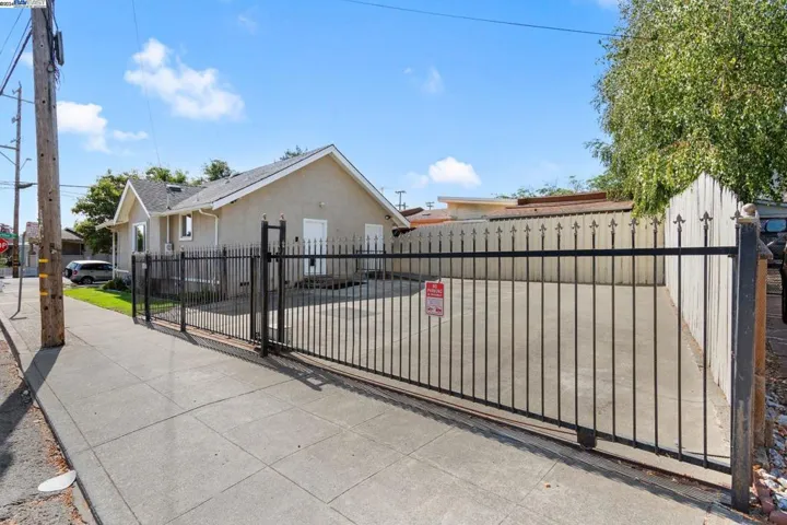 2548 Macarthur Blvd, Oakland, California 94602