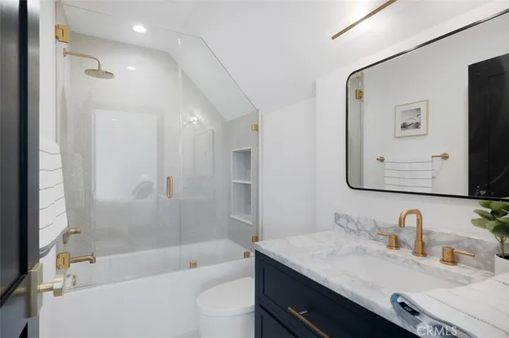 Upstairs Bedroom Private Bathroom