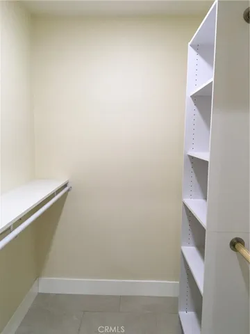 5’x6’ walk-in closet