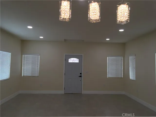 Recessed lights, Nice blinds throughout!
