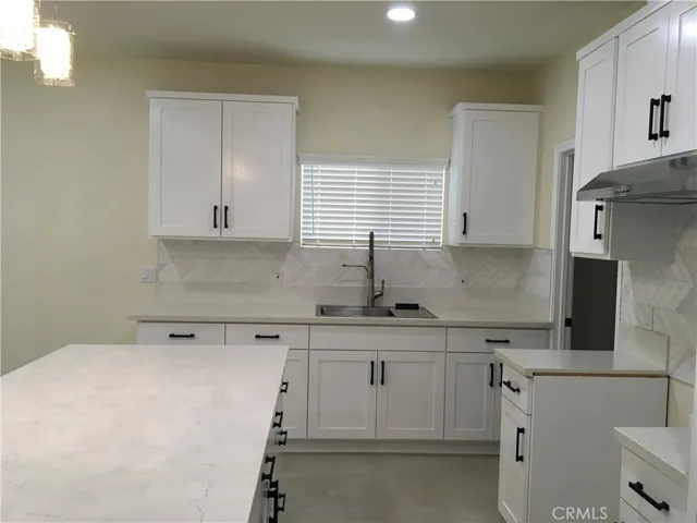 Side view of the kitchen